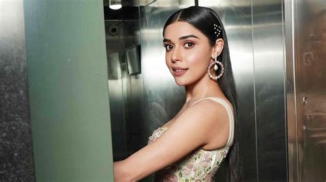 Eisha Singh (@singheisha) .